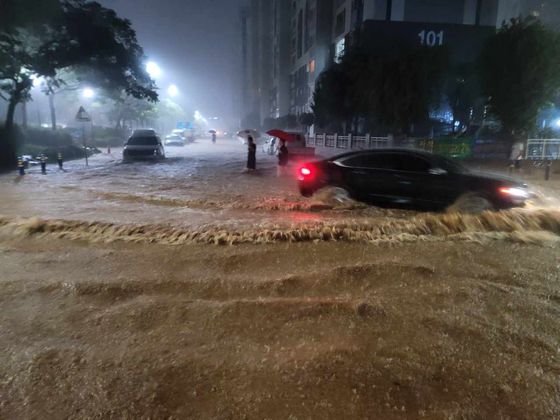 3일 오후 8시 40분 기준 무안공항 279.2㎜를 최고로 전남 무안과 함평 지역에 집중호우가 쏟아지는 가운데 무안읍의 침수된 도로를 자동차가 지나고 있다. 뉴스1