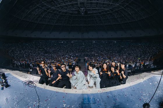 2일 공연장을 채운 관객들 앞에서 포즈를 취한 잔나비와 밴드 멤버들. 사진 잔나비 SNS, 페포니뮤직