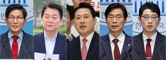 3일 오후 영등포구 국민의힘 중앙당사에서 제6차 전당대회 당 대표 후보자 비전대회가 열렸다. 왼쪽부터 주진우, 김문수, 조경태, 안철수, 장동혁후보가 단체촬영을 하고 있다. 김성룡 기자