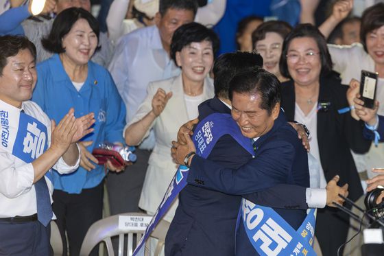 정청래 신임 더불어민주당 대표가 3일 오전 전남 나주시 노안면 오이농가를 찾아 농민과 인사하고 있다. 연합뉴스,