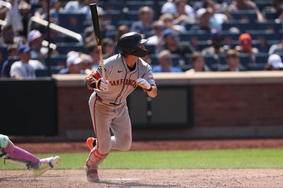 6회 좌전 안타를 때려낸 뒤 타구 궤적을 살피며 1루로 향하는 이정후. 로이터=연합뉴스