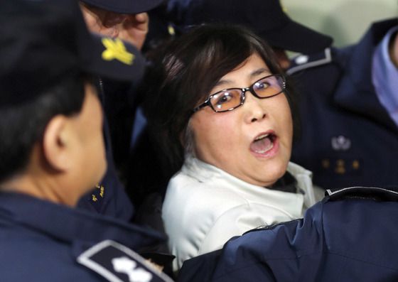 12·3 비상계엄과 관련해 특검 수사를 받는 윤석열 전 대통령이 지난 7월 9일 밤 서울중앙지법에서 두 번째 구속 전 피의자심문(영장실질심사)을 마친 뒤 대기장소인 서울구치소로 이동하고 있다. 뉴스1