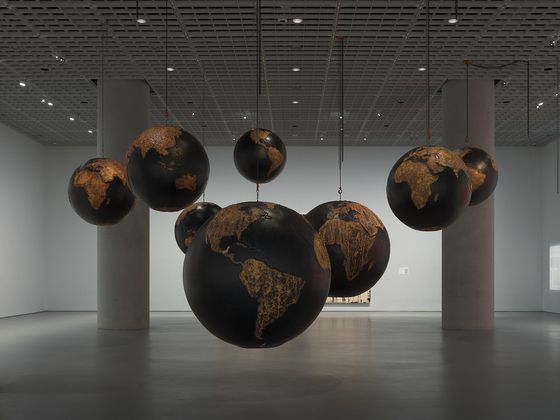 우리가 같은 행성에 살아도 같은 세계를 공유하고 있지 않음을 드러낸 설치 작품. [사진 아모레퍼시픽미술관]