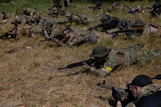지난달 12일 우크라이나 수도 키이우에서 군복을 입은 민간인들이 훈련에 참가하고 있다. AFP=연합뉴스