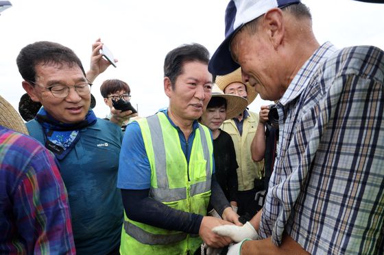 더불어민주당 정청래 의원이 지난 11일 전남 해남군 해남읍 군민광장에서 열린 더불어민주당 이재명 대선 후보 골목골목 경청투어에서 이 후보 지지 발언을 하고 있다. 연합뉴스