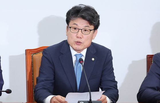 진성준 더불어민주당 정책위의장이 지난달 31일 국회에서 열린 정책조정회의에서 발언하고 있다. 임현동 기자