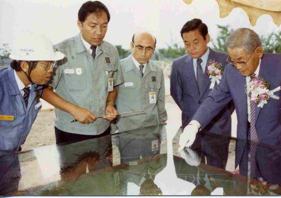 1987년 8월 삼성전자의 기흥 반도체 생산 3라인 기공식. 오른쪽부터 이병철 회장, 이건희 회장, 한 사람 건너 이윤우 부회장이다. [사진 삼성전자]