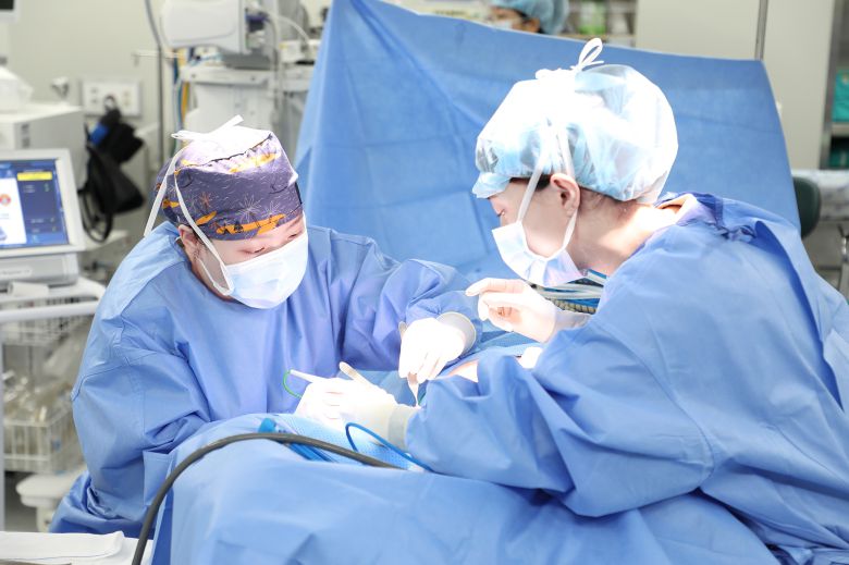 이선민 인하대병원 외과 교수가 갑상샘암 수술을 진행하고 있다. [사진 인하대병원