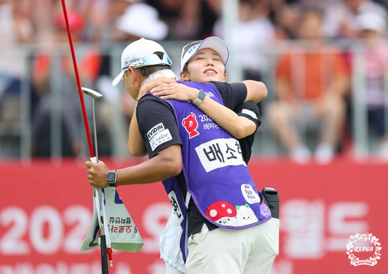 오로라월드 레이디스 챔피언십에서 고대하던 올 시즌 첫 승을 거둔 직후 캐디와 포옹하며 기쁨을 나누는 배소현. 사진 KLPGT