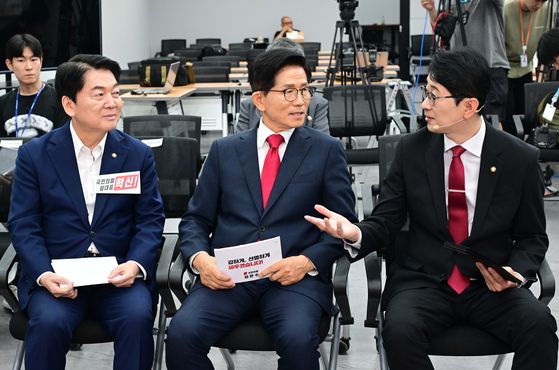 국민의힘 당대표 출마를 선언한 김문수 전 고용노동부 장관과 안철수·주진우 의원이 3일 서울 여의도 국민의힘 당사에서 열린 국민의힘 전당대회 당 대표 후보자 비전대회에서 대화를 나누고 있다. 김성룡 기자.