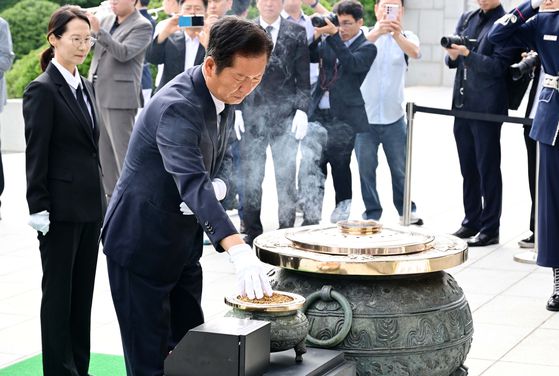 정청래 더불어민주당 대표가 4일 오전 서울 동작구 현충원을 찾아 현충탑에 분향하고 있다.뉴스1