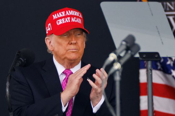 도널드 트럼프 미국 대통령이 '미국을 다시 위대하게(Make America Great Aagain, MAGA)' 모자를 착용하고 있다. 로이터=연합뉴스