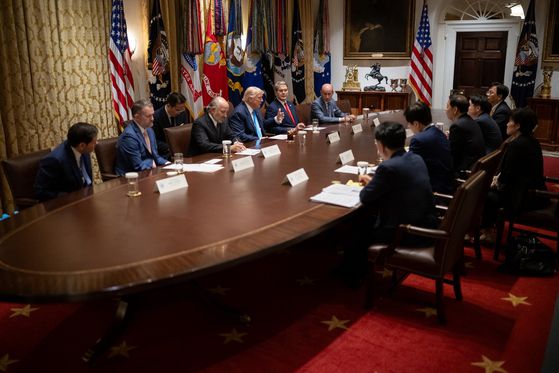 지난달 30일(현지시간) 미국 워싱턴 D.C. 백악관에서 도널드 트럼프 미국 대통령과 한국 정부 무역 협상단이 한미 관세 협상을 논의하고 있다. 스콧 베센트 미 재무장관 엑스(X) 캡처