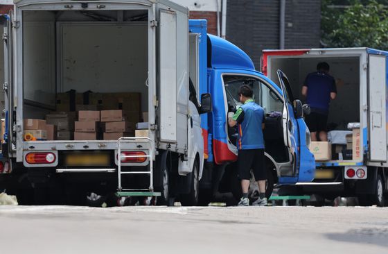 연일 폭염이 이어지고 있는 9일 서울 시내 한 택배물류센터에서 노동자가 택배 분류 작업을 하고 있다. 뉴스1