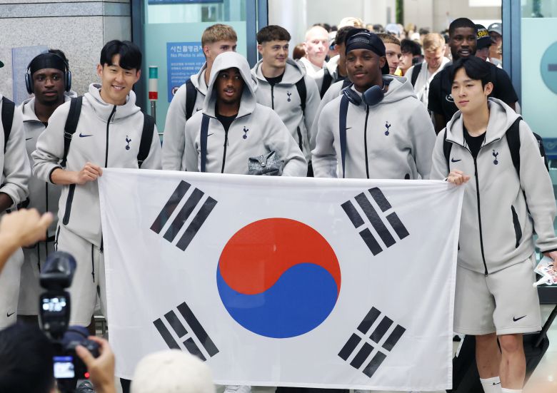 지난 1일 태극기를 함께 들고 입국한 손흥민과 양민혁. [뉴스1]