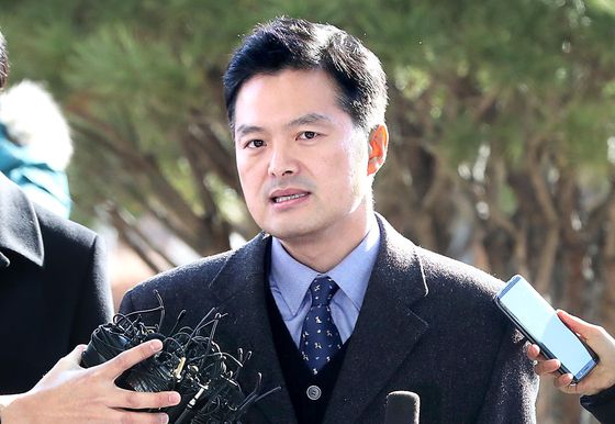 청와대 특감반의 민간인 사찰 의혹을 제기한 김태우 수사관이 2019년 1월 3일 오후 서울 송파구 동부지방법원에 참고인 신분으로 출석하고 있다. 장진영 기자