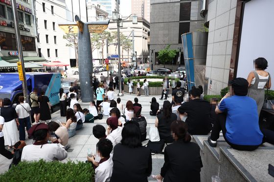 5일 오후 서울 신세계백화점 본점에서 한 인터넷 커뮤니티에 해당 백화점 내부에 폭발물을 설치했다는 협박글이 올라와 이용객들이 대피해 있다. 뉴스1