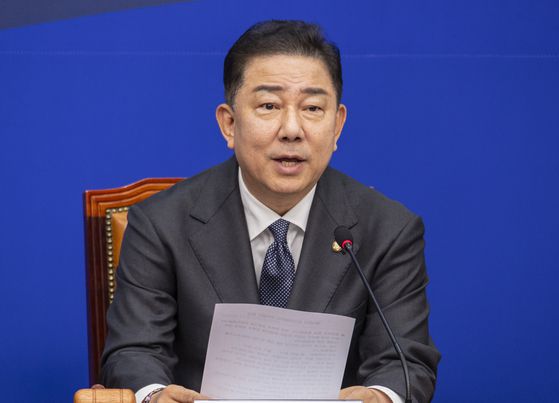 더불어민주당 김병기 당 대표 권한대행 겸 원내대표가 1일 국회에서 열린 최고위원회의에서 발언하고 있다. 연합뉴스
