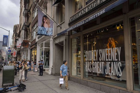 소셜미디어(SNS)에선 트럼프 대통령을 아메리칸 이글의 청바지 모델로 합성한 인공지능(AI) 제작 이미지가 확산하고 있다. 사진 트루스소셜 캡처