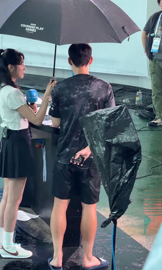 지난 3일 서울월드컵경기장에서 토트넘과 뉴캐슬의 경기가 끝난 뒤 인터뷰하고 있는 손흥민의 뒷모습. 오른손에 송출기를 들고 있다. 사진 온라인 커뮤니티 캡처