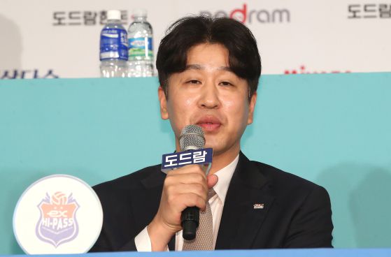(서울=뉴스1) 임세영 기자 = 16일 오후 서울 서초구 더케이호텔에서 열린 '도드람 2024-2025 V-리그 여자부 미디어데이'에서 한국도로공사 김종민 감독이 시즌에 임하는 각오를 밝히고 있다. 2024.10.16/뉴스1