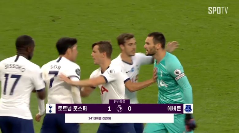 2020년 에버턴전 전반 종료 후 손흥민과 요리스가 언쟁을 벌이자 토트넘 동료들이 말리고 있다. [사진 SPOTV 중계 화면 캡처]