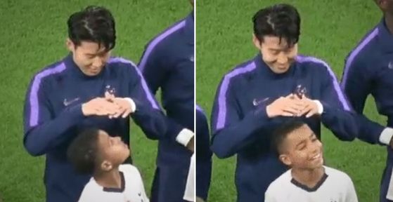 손흥민이 지난 2019년 11월 10일(현지시간) 영국 런던 토트넘 홋스퍼 스타디움에서 열린 셰필드와의 2019~2020시즌 잉글랜드 프리미어리그 12라운드 경기 전 마스코트(플레이어 에스코트) 어린이 가 비를 덜맞게 하기 위해 어린이 머리 위로 손을 모아 올렸다. 사진 X캡처