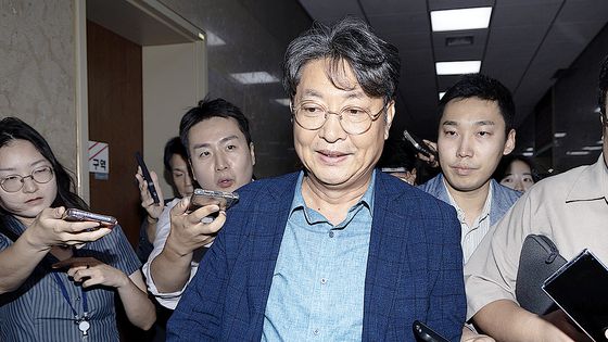'주식 차명거래 의혹'이 제기된 이춘석 더불어민주당 의원이 5일 오후 서울 여의도 국회에서 방송법 개정안에 대한 무제한토론 종결동의의 건 투표를 마치고 본회의장을 빠져나가고 있다. 뉴스1