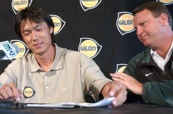 홍명보가 2014년 은퇴 기자회견에서 당시 LA 갤럭시의 감독 스티븐 샘슨으로 부터 위로 받고있다. 중앙포토