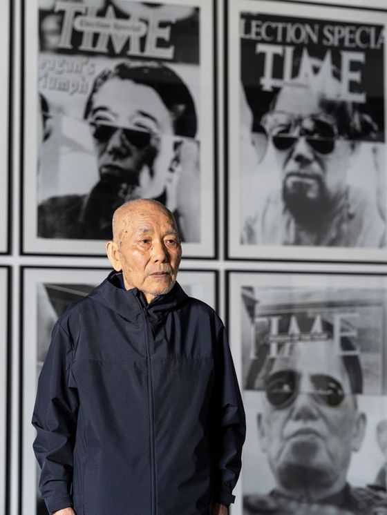 미술가 곽덕준. 올해 4월 갤러리현대에서 촬영한 모습이다. 뒤편으로 그의 '대통령과 곽' 연작이 보인다. .[사진 갤러리현대]