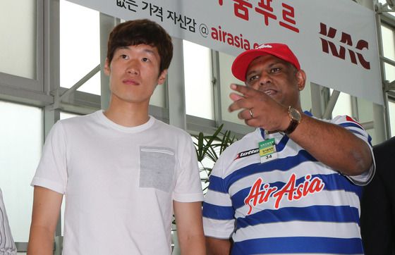 2013년 7월 퀸즈파크 레인저스 소속 박지성 선수(왼쪽)가 토니 페르난데스 퀸즈파크 레인저스(QPR) 회장과 함께 부산 김해국제공항 국제선 청사에서 열린 ‘에어아시아X’ 부산-쿠알라룸푸르 노선 취항식에 참석했다. 중앙포토