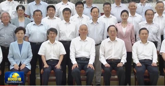 지난 2024년 8월 3일 중국중앙방송(CC-TV)이 보도한 베이다이허 전문가 회의. 차이치 중국공산당 중앙정치국 상무위원 좌우로 물리학자 쉐치쿤(薛其坤) 남방과기대 총장, 인공지능 전문가 야오치즈(姚期智) 칭화대 교수가 앉았다. CC-TV 캡처