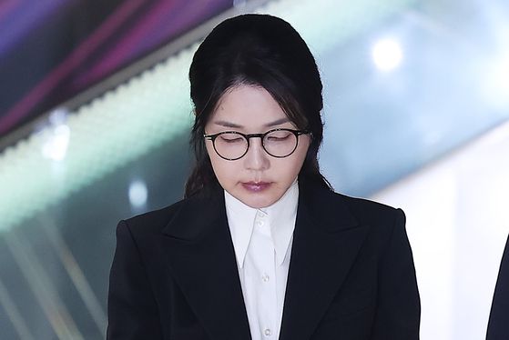 윤석열 전 대통령의 부인 김건희 여사가 6일 서울 종로구 KT광화문빌딩에 마련된 김건희 특검팀(특별검사 민중기) 사무실에서 조사를 마친 후 귀가하고 있다. 뉴스1