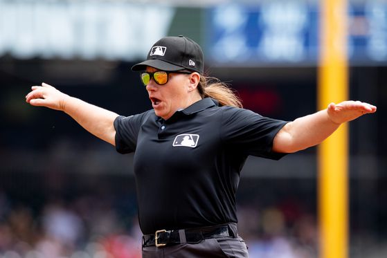 젠 파월이 9일(현지시간) 미국 조지아주 애틀랜타의 트루이스트파크에서 벌어진 마이애미 말린스와 애틀랜타 브레이브스의 더블헤더 1차전에 1루심으로 출장, 3회 주자 세이프를 선언하고 있다. UPI=연합뉴스