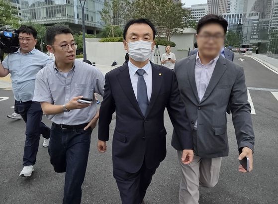 도이치모터스 주가조작 사건과 관련해 김건희특검에 소환된 권오수 전 도이치모터스 회장이 3일 서울 광화문 김건희특검 사무실을 나서고 있다. 연합뉴스