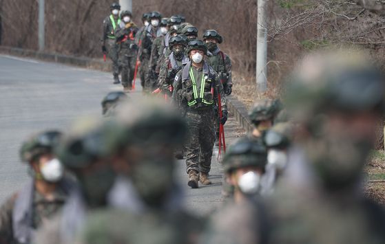 산불 현장에 투입된 군인들. 연합뉴스