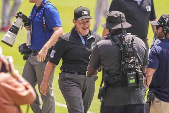 젠 파월이 9일(현지시간) 미국 조지아주 애틀랜타의 트루이스트파크에서 벌어진 마이애미 말린스와 애틀랜타 브레이브스의 더블헤더 1차전에 1루심에 투입되고 있다. 로이터=연합뉴스