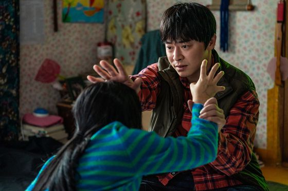영화 '좀비딸'의 정환(조정석)은 좀비로 변한 딸 수아(최유리)를 인간처럼 보이도록 하기 위해 맹훈련을 시킨다. 사진 NEW