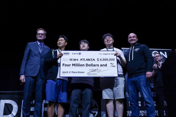 김태수 삼성리서치 상무(왼쪽 두번째부터), 한형석 삼성리서치 연구원, 윤인수 KAIST 전기및전자공학부 교수가 지난 8일(현지시간) 미국 라스베이거스에서 열린 'AI 사이버 챌린지(AIxCC)'에서 최종 우승을 확정하고 대회 관계자들과 기념 촬영을 하고 있다. 사진 KAIST