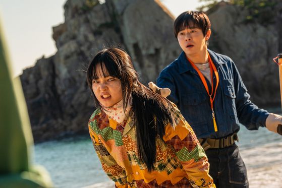 영화 '좀비딸'의 정환(조정석)은 좀비로 변한 딸 수아(최유리)를 인간처럼 보이도록 하기 위해 맹훈련을 시킨다. 사진 NEW