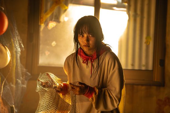 영화 '좀비딸'에서 좀비로 변한 사춘기 딸 수아(최유리). 사진 NEW