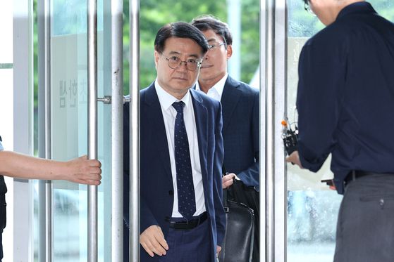 최주원 전 경북경찰청장이 지난달 16일 오후 서울 서초구 이명현 순직해병특검 사무실에 출석하고 있다. 뉴스1