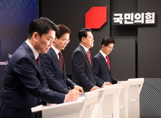 10일 오후 광화문 채널A스튜디오에서 국민의힘 8·22 전당대회 첫 방송토론회가 열렸다. 왼쪽부터 안철수, 조경태, 장동혁, 김문수 후보가 토론 준비를 하고 있다. 국회사진기자단