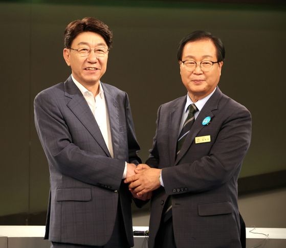 전주·완주 행정 통합을 추진 중인 김관영 전북지사가 지난달 21일 부인 목영숙씨와 함께 완주군 삼례읍 행정복지센터를 찾아 전입 신고를 하고 있다. 김 지사는 올해 하반기 통합 찬반을 묻는 주민투표를 앞두고 "완주군민과 직접 소통하겠다"며 삼봉지구 월세 아파트로 이사했다. 뉴스1