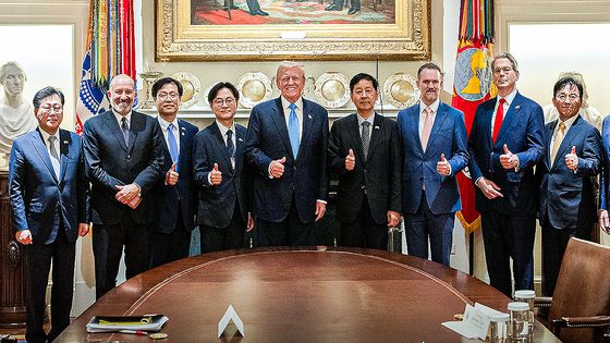 도널드 트럼프 미국 대통령과 한국 정부 무역 협상단이 지난달 30일(현지시간) 워싱턴 DC 백악관에서 관세 협상에 타결한 뒤 단체 기념사진을 찍고 있다. 사진 백악관 엑스(X)
