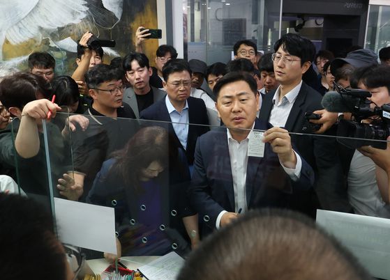 완주·전주 통합 반대 완주군민대책위원회는 지난달 23일 전북특별자치도의회에서 기자회견을 열고 김관영 지사의 거처 이전과 홍보물 발송을 규탄하고 있다. 연합뉴스