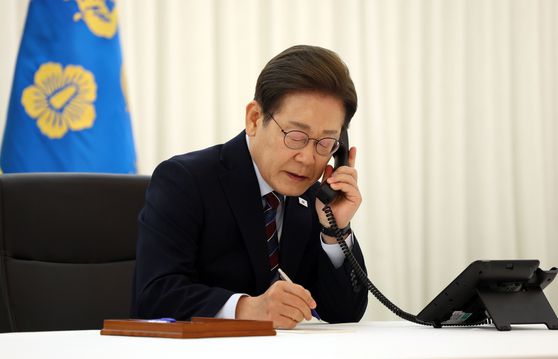 이재명 대통령이 지난 6월 도널드 트럼프 미국 대통령과 전화 통화를 하고 있다. 대통령실사진기자단