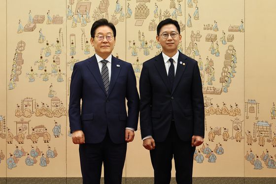 이재명 대통령이 지난달 23일 서울 용산 대통령실 청사에서 열린 임명장 및 위촉장 수여식에서 배경훈 과학기술정보통신부 장관에게 임명장을 수여한 뒤 기념촬영하고 있다. [대통령실사진기자단=중앙일보 김현동 기자]