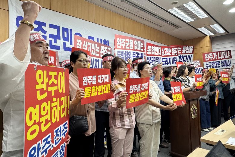 완주역사복원 추진위원회 관계자들이 지난해 8월 19일 전북도의회에서 전주·완주 통합 찬성 기자회견을 열고 취재진 질의에 답하고 있다. 뉴스1