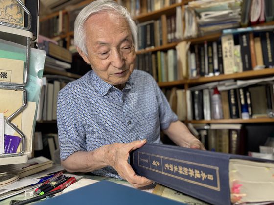 지난 11일 후지모토 유키오 도야마대 교수가 2016년에 출간한 '일본 현존 조선본 연구 사부(역사편)'를 꺼내 보여주고 있다. 김현예 특파원